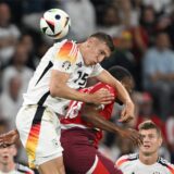 Nico Schlotterbeck im Kopfballduell.