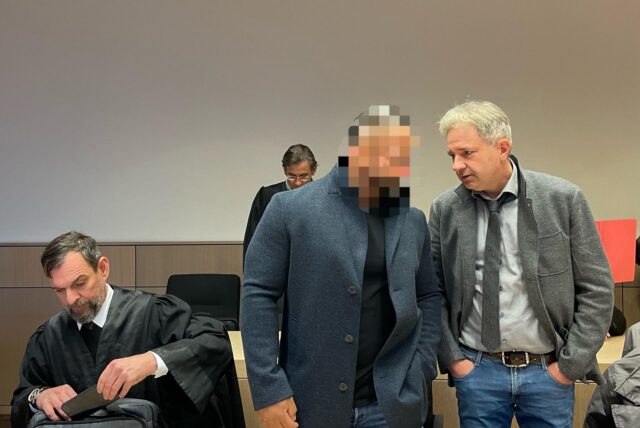 Der angeklagte Werkstatt-Chef (Mitte) neben seinen Verteidigern Lars Volkenborn (Rechts) und Lars Brögeler (links) beim Prozessauftakt im April.