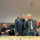 Der angeklagte Werkstatt-Chef (Mitte) neben seinen Verteidigern Lars Volkenborn (Rechts) und Lars Brögeler (links) beim Prozessauftakt im April.
