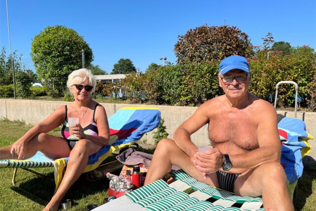 Badegäste im Freibad