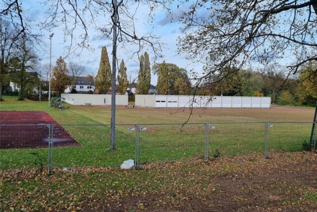 Container auf einem Sportplatz