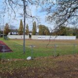 Container auf einem Sportplatz