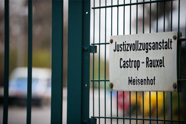 Das Torschild der JVA in Castrop-Rauxel.