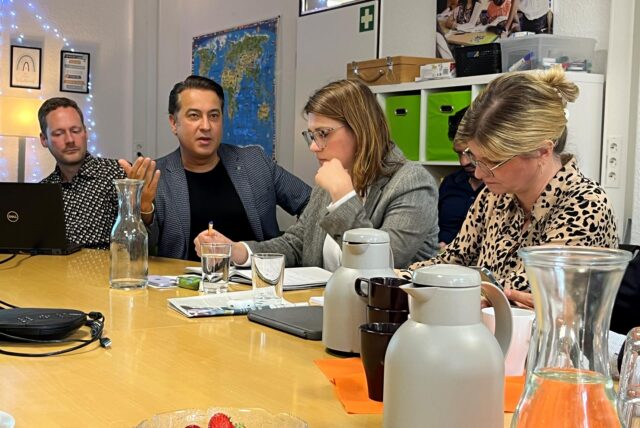 Murat Vural (2.v.l.) und seine Schwester Serife Vural-Banik haben das Chancenwerk in Castrop-Rauxel gegründet – damit junge Menschen nicht das gleiche erleben müssen wie sie.