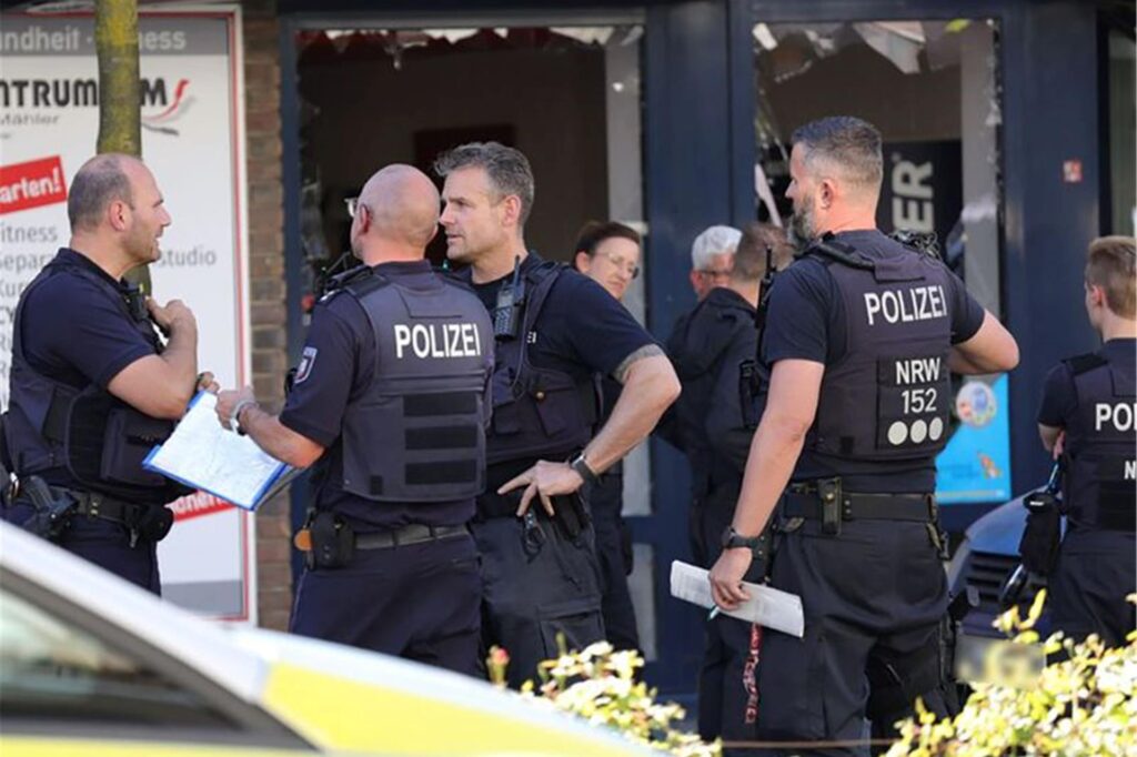 Einsatzkräfte der Feuerwehr und Polizei in der Innenstadt von Solingen. Hier ist es zu einer Explosion gekommen. Einsatzkräfte der Feuerwehr und Polizei in der Innenstadt von Solingen. Hier ist es zu einer Explosion gekommen.