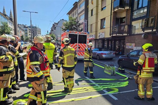 Einsatzkräfte der Feuerwehr und Polizei in der Innenstadt von Solingen.