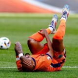 Donyell Malen liegt auf dem Boden.
