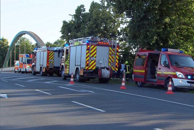 Einsatzfahrzeuge von Feuerwehr und Rettungsdienst stehen an der Brücke auf der B235 in Senden, die über den Dortmund-Ems-Kanal führt.