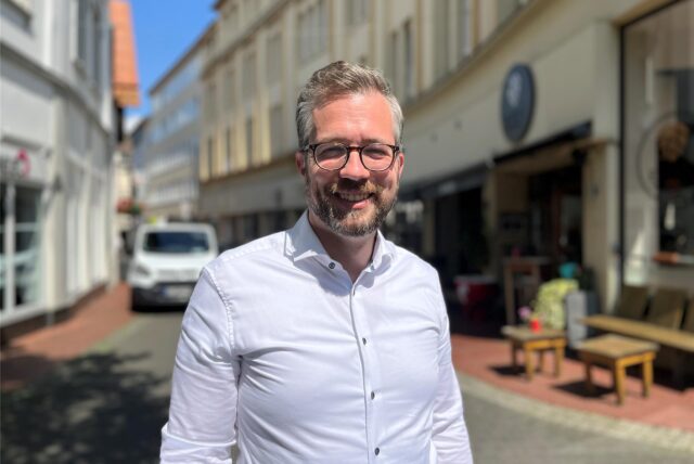 Unternehmer Tobias Frank steht in der Recklinghäuser Innenstadt.