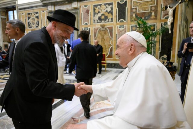 Der Waltroper Comedian Torsten Sträter bei seiner Audienz mit Papst Franziskus in Rom.
