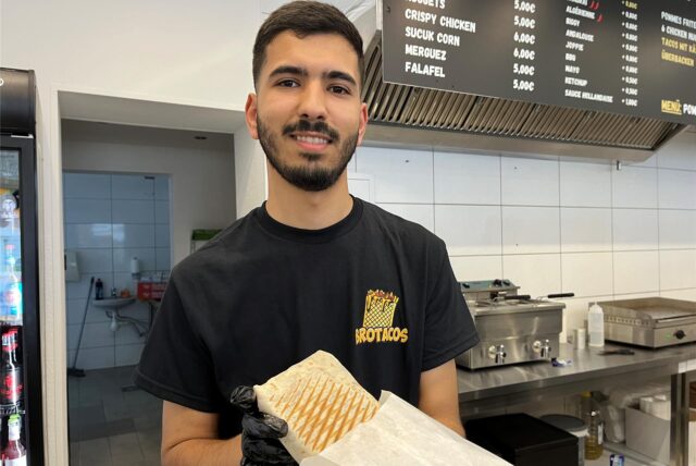 Nassir Tamouh hält einen French Taco in die Kamera.