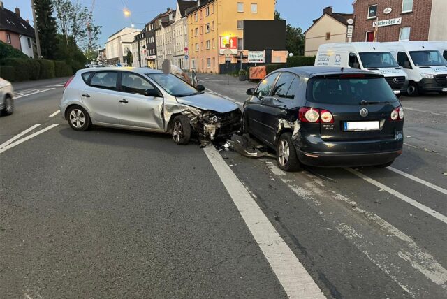 Zwei Unfallfahrzeuge auf der Castroper Straße in Datteln.
