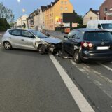 Zwei Unfallfahrzeuge auf der Castroper Straße in Datteln.