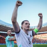 BVB-Profi Marcel Sabitzer hebt die Hände vor Freude.