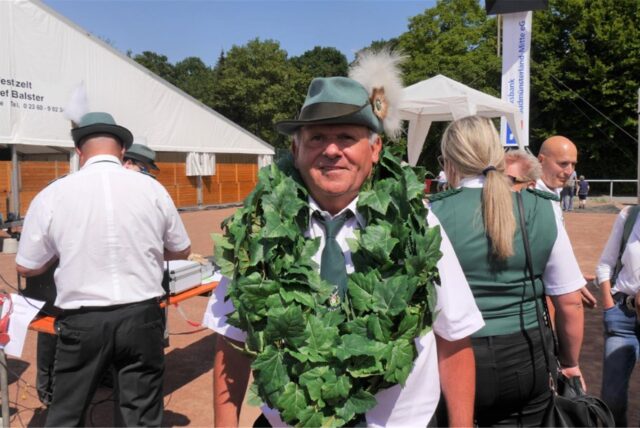 Kaiser Klaus I. (Ullmann) regiert trägt einen Kranz um den Hals.