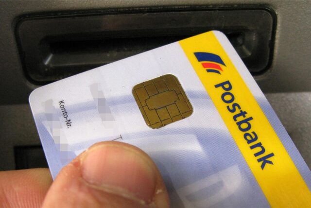 Symbolbild: Geldabheben bei der Postbank