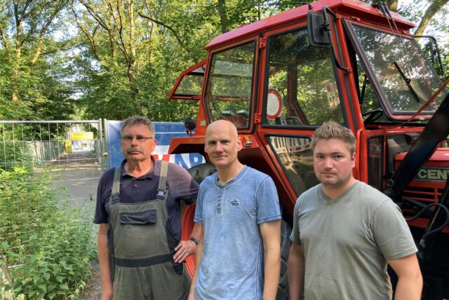 Auch für den Traktor von Ulrich Ingenerf (l.) gibt es an der gesperrten Frentroper Brücke kein Durchkommen mehr. Gemeinsam mit Anwohner Nicolai Böhm (M.) und Landwirt Hendrik Westermann fordert er von den Behörden mehr Abstimmung und Rücksicht auf die Belange der Bauern in Zeiten der Ernte.