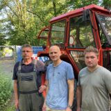 Auch für den Traktor von Ulrich Ingenerf (l.) gibt es an der gesperrten Frentroper Brücke kein Durchkommen mehr. Gemeinsam mit Anwohner Nicolai Böhm (M.) und Landwirt Hendrik Westermann fordert er von den Behörden mehr Abstimmung und Rücksicht auf die Belange der Bauern in Zeiten der Ernte.