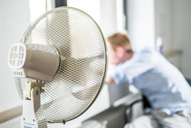 Ein Ventilator steht in Stuttgart (Baden-Württemberg) in einem Büro.