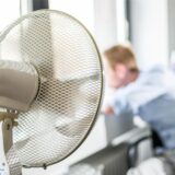 Ein Ventilator steht in Stuttgart (Baden-Württemberg) in einem Büro.