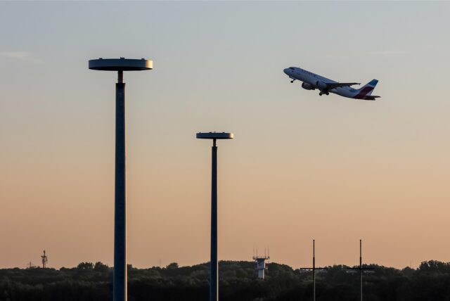 Eine Maschine der Fluggesellschaft Eurowings startet.