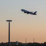 Eine Maschine der Fluggesellschaft Eurowings startet.