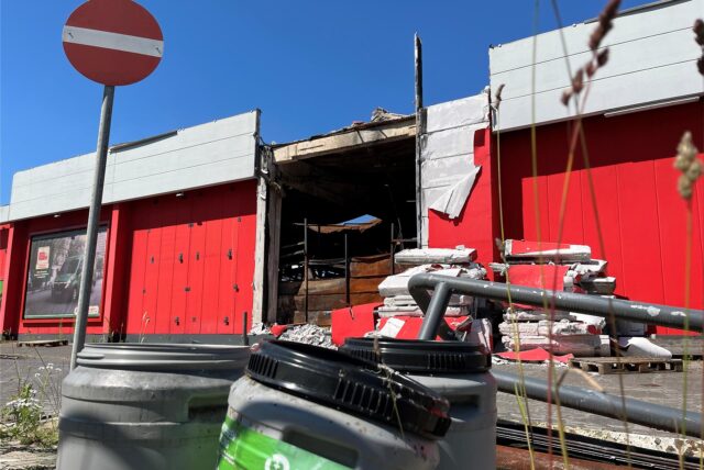 Nach dem Feuer am Hagebaumarkt sind die Abrissarbeiten im vollen Gange.