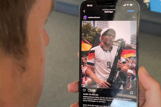 Der Saxophonist Schnura ist durch seine Auftritte bei der EM in Deutschland bekannt geworden und mittlerweile ein Internet-Star.