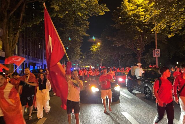 Die türkischen Fans feierten ihren Sieg ausgiebig in der City.