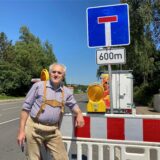 Der Hertener Klaus Gerling stützt seinen Unterarm auf ein Verkehrsschild ab, das auf eine Sackgasse in 600 Metern hinweist.