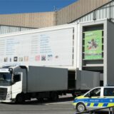 An der Grugahalle stehen ein Lastwagen und ein Polizeiwagen. Am Dienstag haben die Aufbauarbeiten für den Bundesparteitag der AfD am Wochenende in der Halle begonnen.