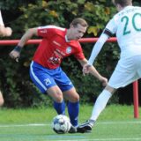 Michael Dschaak führt den Ball an seinem Gegenspieler vorbei.