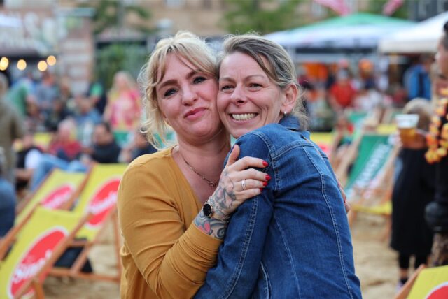 Besucherinnen bei „Castrop karibisch“ 2023, am Wochenende steigt das „Street Food & Beach Festival“ mit einem ähnlichen Konzept.