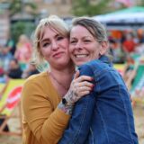 Besucherinnen bei „Castrop karibisch“ 2023, am Wochenende steigt das „Street Food & Beach Festival“ mit einem ähnlichen Konzept.