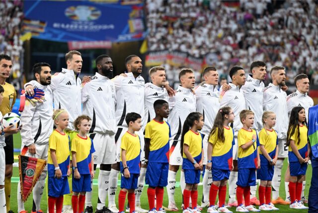 Die Spieler von Deutschland singen vor dem EM-Spiel gegen die Schweiz die Nationalhymne.