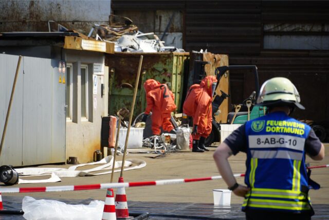 Feuerwehrleute im Einsatz am Dortmunder Hafen.
