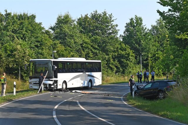 Bus und Auto nach dem Unfall in Dülmen