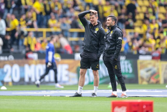 Sven Bender und Nuri Sahin stehen auf dem Platz.