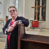 Eine Frau steht in einer Kirche