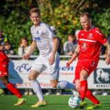 Ein Spieler passt den Ball während einer Spielsituation.