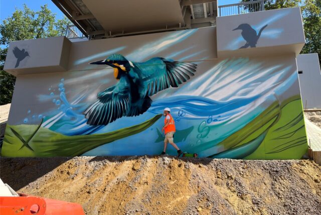 Das Graffiti eines Eisvogels ist an einem Brückenfundament zu sehen.