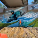 Das Graffiti eines Eisvogels ist an einem Brückenfundament zu sehen.