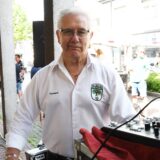 Gerhard Könecke, Vorsitzender des Brauchtums- und Kulturvereins Herten, steht an einem Mischpult.