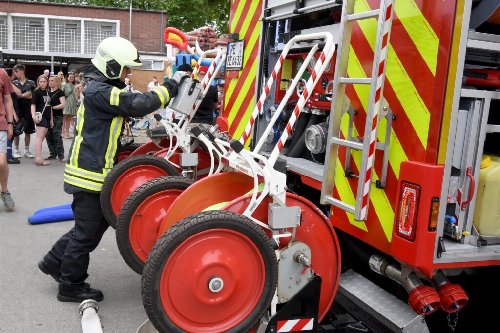 Ein Feuerwehrmann aus Herten holt ein Hilfsmittel aus einem Einsatzwagen. Ein Feuerwehrmann aus Herten holt ein Hilfsmittel aus einem Einsatzwagen.