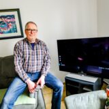 Nach Ärger mit Vodafone: Martin Kernebeck sitzt neben seinem Fernseher in Recklinghausen.