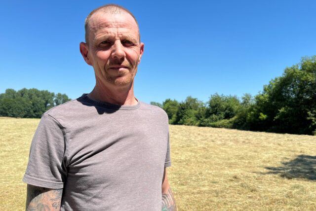 Auf dieser Wiese in Bladenhorst hat Markus Kühn (59) ein verendetes Rehkitz gefunden.