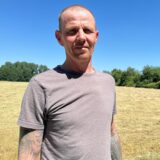Auf dieser Wiese in Bladenhorst hat Markus Kühn (59) ein verendetes Rehkitz gefunden.