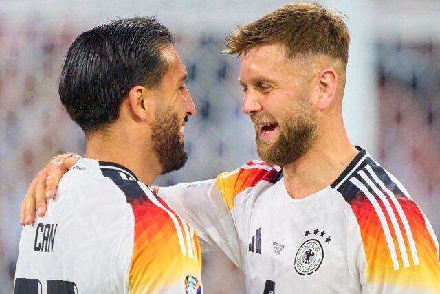 Emre Can und Niclas Füllkrug lachen sich an.