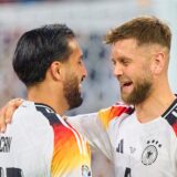 Emre Can und Niclas Füllkrug lachen sich an.