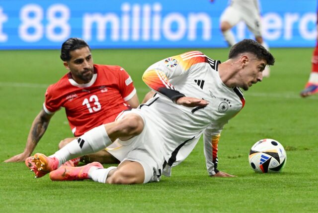 Deutschlands Kai Havertz und Ricardo Rodriguez von der Schweiz kämpfen im EM-Spiel in Frankfurt um den Ball.